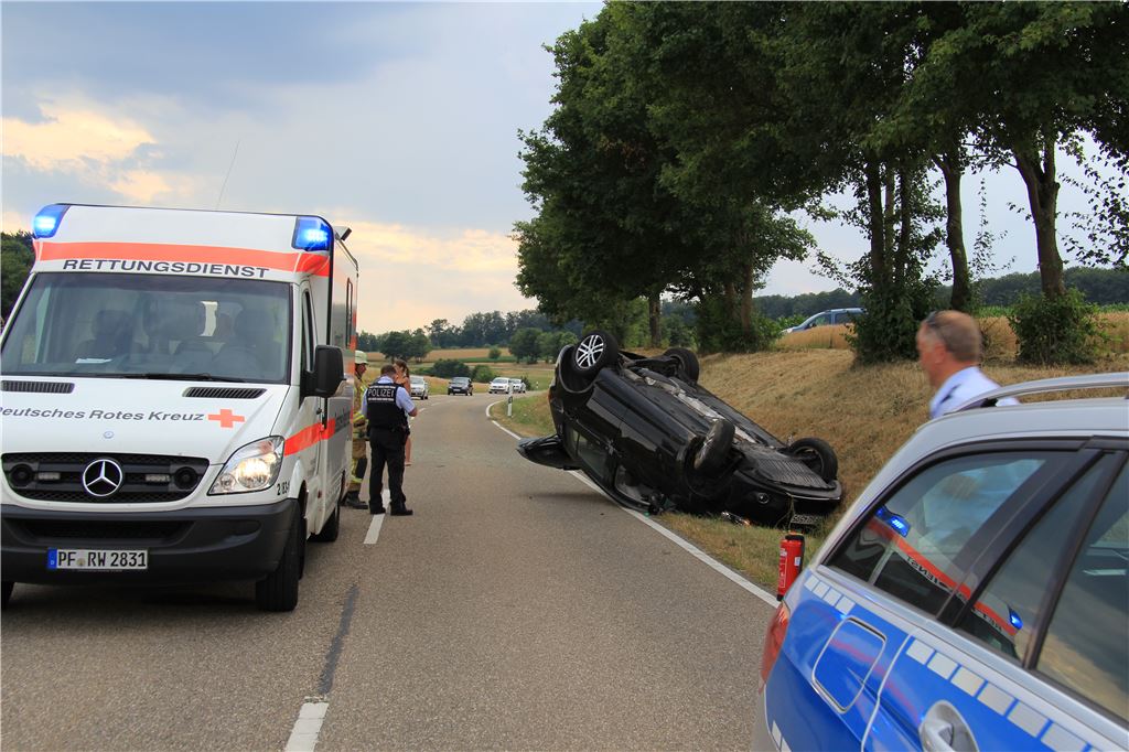 Glück im Unglück für eine Autofahrerin, die mit ihrem VW-Golf von der Fahrbahn abkam. Nach einer Schleuderpartie landete das Fahrzeug auf dem Dach. Die Fahrerin wurde leicht verletzt. (Foto: Recken)
