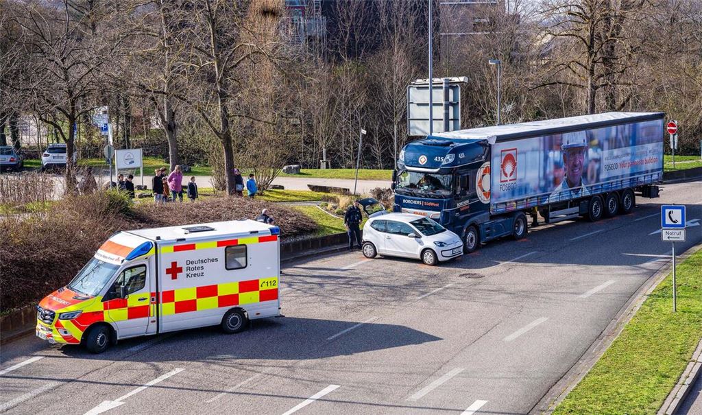 Glück im Unglück hat die Autofahrerin, die von einem Lkw-Fahrer in der Mühlacker Stadtmitte auf der B10 übersehen wird. Fotos: Recken