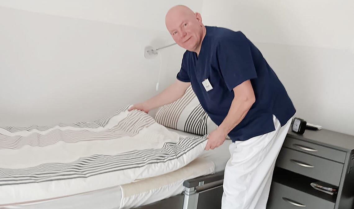 Glücklich in seinem neuen Beruf: Roland Stricker aus Knittlingen macht die Ausbildung zum Pflegehelfer und hat seinen Job in der Logistik aufgegeben. Foto: privat