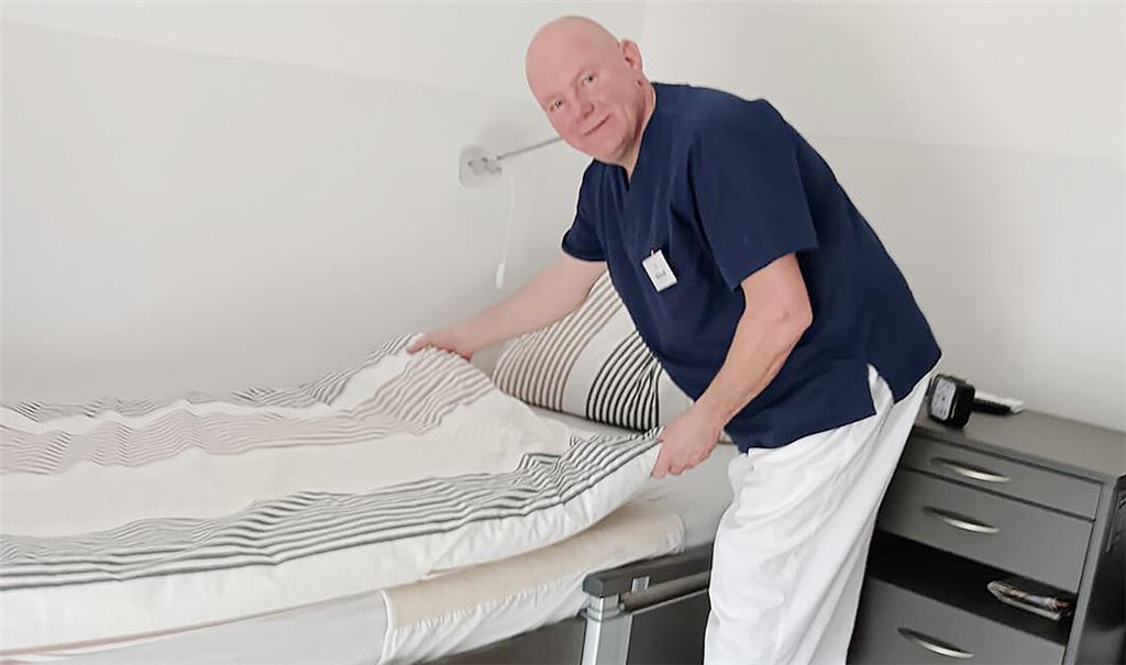 Glücklich in seinem neuen Beruf: Roland Stricker aus Knittlingen macht die Ausbildung zum Pflegehelfer und hat seinen Job in der Logistik aufgegeben. Foto: privat