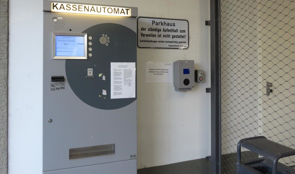 Glücklich sind die Knittlinger mit ihren Kassenautomaten am Rathaus-Parkdeck nicht geworden. Jetzt ist seine Zeit abgelaufen, künftig werden Parkgebühren per Handy-App bezahlt. Archivfoto: Becker