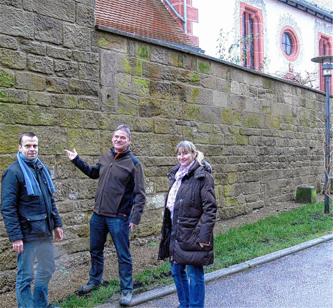 Glücklich über die abgeschlossene Sanierung der Kirchenmauer (v. li.): Pfarrer Jan Funke, Kirchengemeinderatsvorsitzender Herbert Gläßgen und Bürgermeisterin Sigrid Hornauer. Foto: Garhöfer