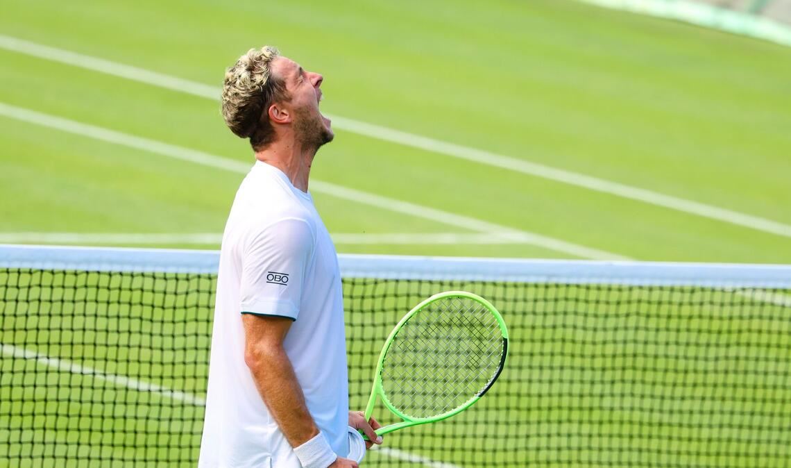 Glücklich und erleichtert feierte Jan-Lennard Struff seinen Zweitrunden-Einzug in Wimbledon.