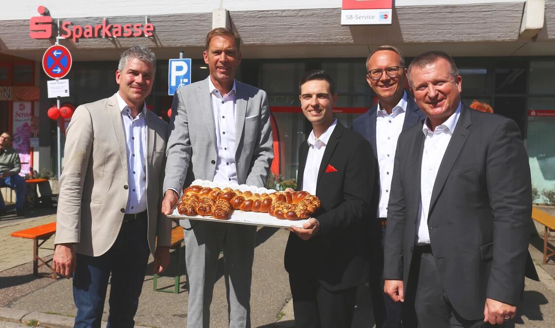 Glückliche Gesichter bei der Wiedereröffnung: Matthias Enz (Bürgermeister, v.li.), Vorstandschef Sven Eisele, Geschäftsstellenleiter Giuseppe Mannese, Filialdirektor Marco Klotz und Marktdirektor Gerd Owczarek (alle Sparkasse Pforzheim Calw). Fotos: Schüller