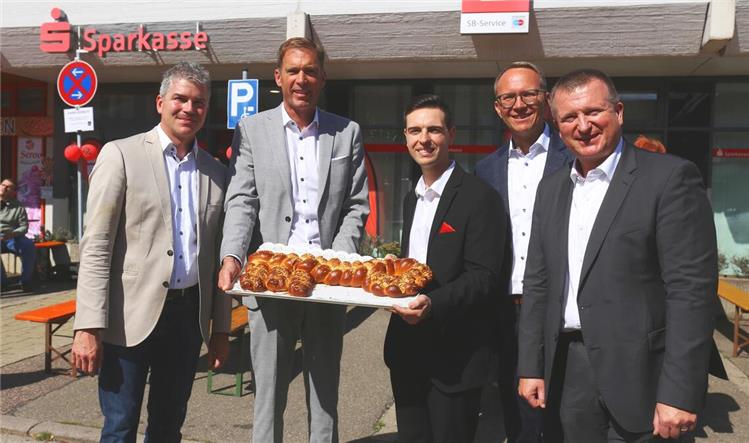 Joy over the newly designed Wiernsheim Sparkasse