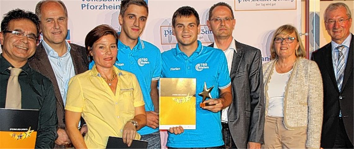 Glückliche Preisträger mit der Sportkreis-Vorsitzenden Gudrun Augenstein (2.v.re.) und Fritz Schäfer (re.), dem stellvertretenden Vorstandsvorsitzenden der Volksbank Pforzheim.