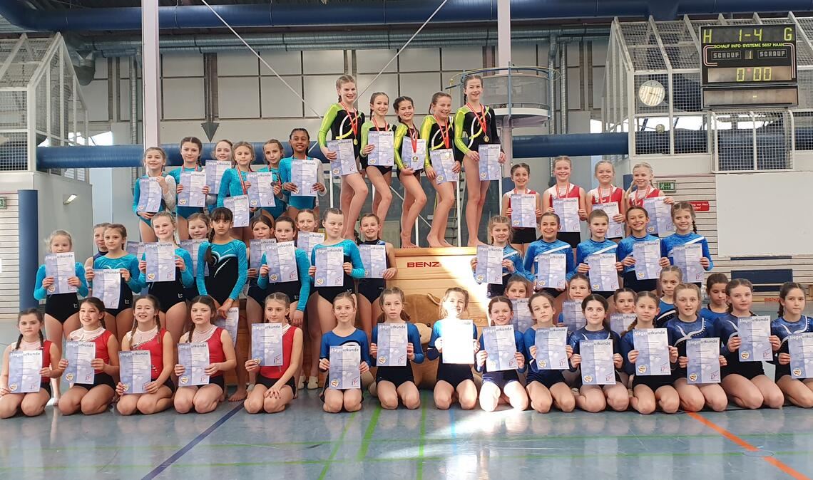 Glückliche Turnerinnen bei der Siegerehrung der Altersklasse 10/11 nach ihrem Wettkampf in der Pforzheimer Ludwig-Erhard-Halle. Foto: Tanja Reimann