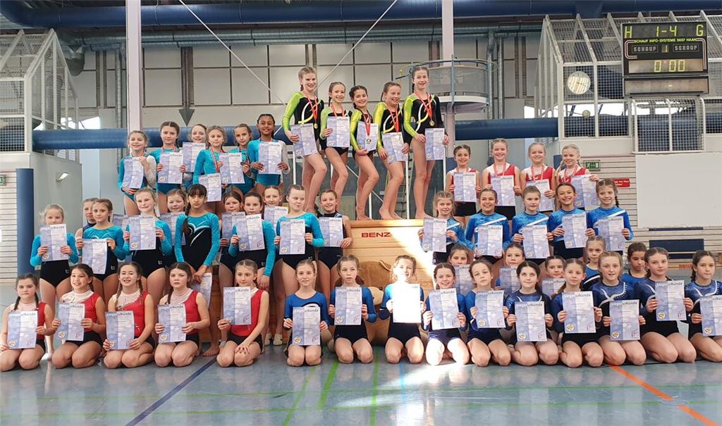 Glückliche Turnerinnen bei der Siegerehrung der Altersklasse 10/11 nach ihrem Wettkampf in der Pforzheimer Ludwig-Erhard-Halle. Foto: Tanja Reimann