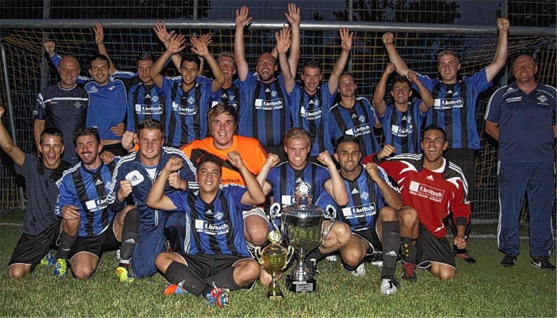 Glückliche Viktoria-Kicker: Der Stadtpokal steht für ein Jahr im Enzberger Clubheim. Foto: Eigner
