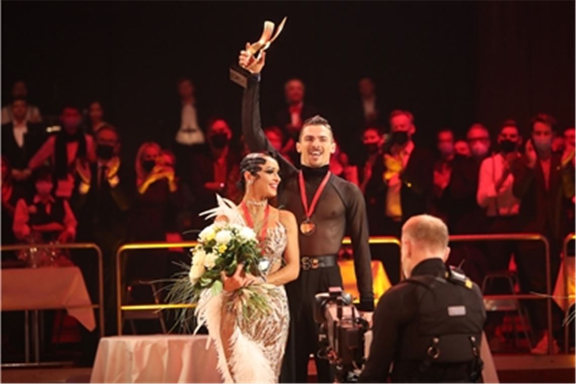 Glückliches Gewinner-Duo:  Khrystyna Moshensk und Marius-Andrei Balan freuen sich über den WM-Titel im Lateintanz. Foto: Rubner