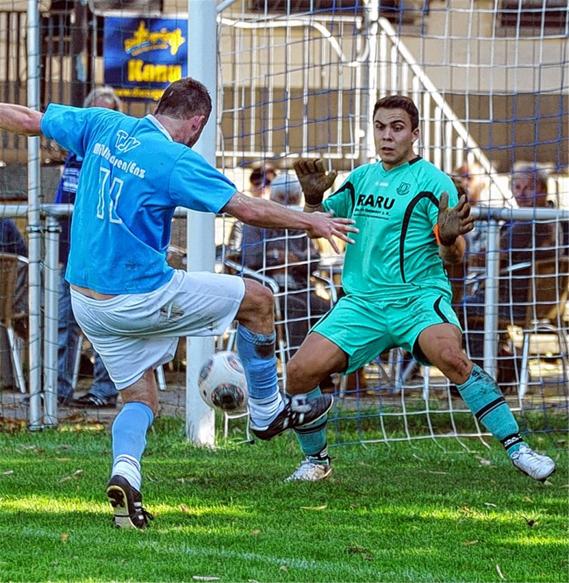 Glücklos vor dem Tor: Mühlhausens Stürmer Sören Gentner verpasst die Chance zum 1:1-Ausgleich. Sein Schuss geht am Enzweihinger Gehäuse vorbei. Foto: Fotomoment