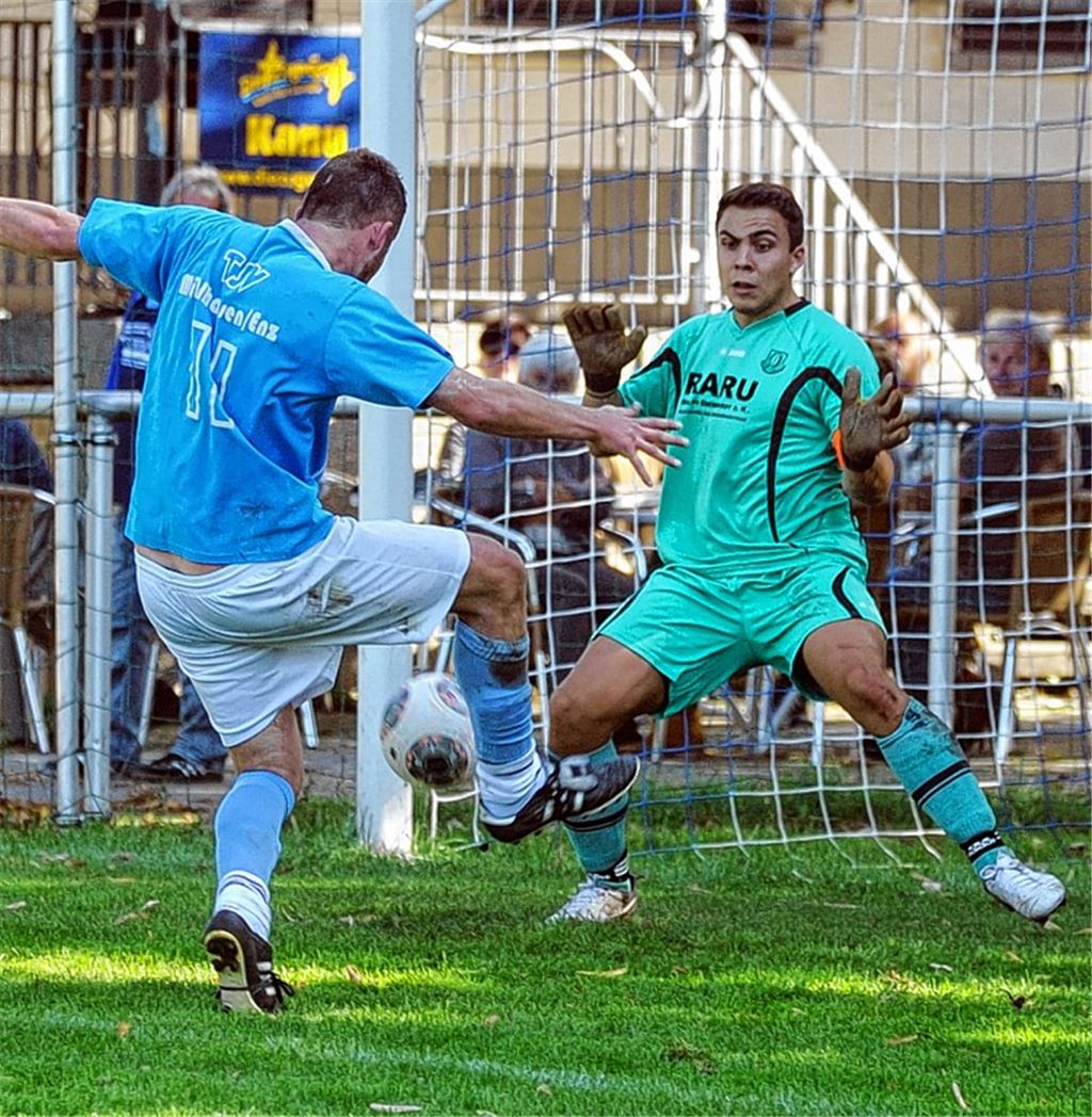 Glücklos vor dem Tor: Mühlhausens Stürmer Sören Gentner verpasst die Chance zum 1:1-Ausgleich. Sein Schuss geht am Enzweihinger Gehäuse vorbei. Foto: Fotomoment