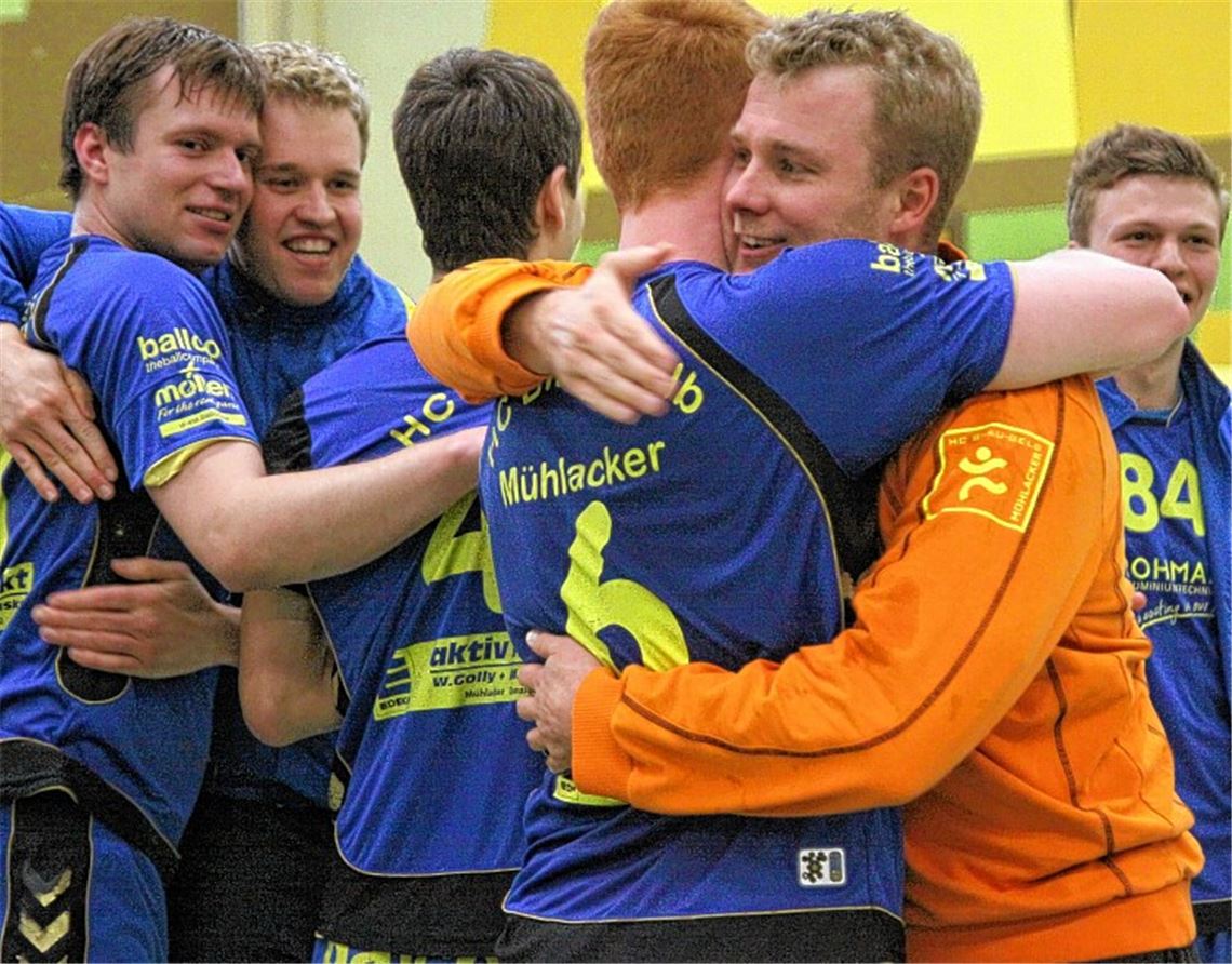 Glückseligkeit in Blau-Gelb: Mühlackers Handballer feiern die Meisterschaft. Foto: Eigner