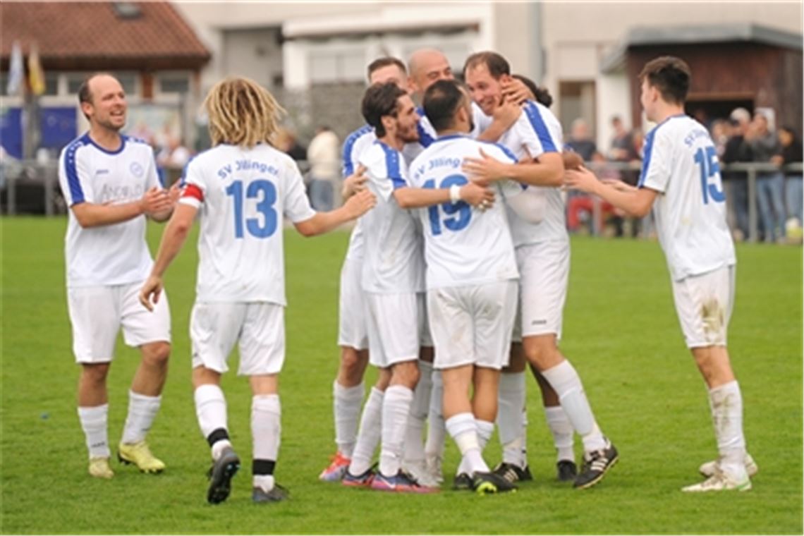 Glücksgefühle führen zu Knäuelbildung: Die Fußballer des SV Illingen erkämpfen sich gegen Kleinglattbach einen Dreier. Einer der Erfolgsgaranten ist Andreas Köppel, der hier mit seinem Freistoß über die Mauer das 2:1 auf den Weg bringt. Köppel macht später auch noch den entscheidenden Siegtreffer zum 3:2 klar. Fotos: Fotomoment
