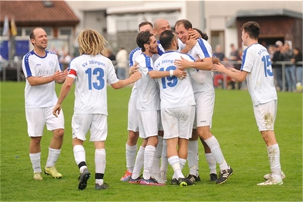 Glücksgefühle führen zu Knäuelbildung: Die Fußballer des SV Illingen erkämpfen sich gegen Kleinglattbach einen Dreier. Einer der Erfolgsgaranten ist Andreas Köppel, der hier mit seinem Freistoß über die Mauer das 2:1 auf den Weg bringt. Köppel macht später auch noch den entscheidenden Siegtreffer zum 3:2 klar. Fotos: Fotomoment