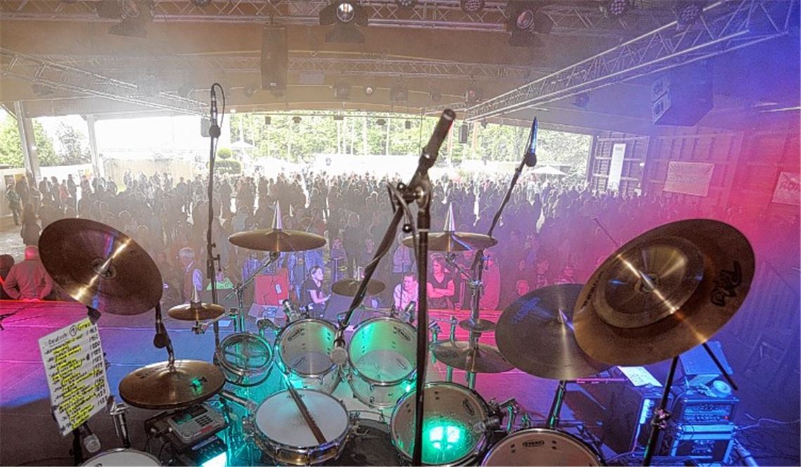 Glücksgriff: Die Lagerhalle der ehemaligen Holzhandlung Heinzelmann hat sich während der Gartenschau als idealer Schauplatz für Livekonzerte und andere Veranstaltungen erwiesen.