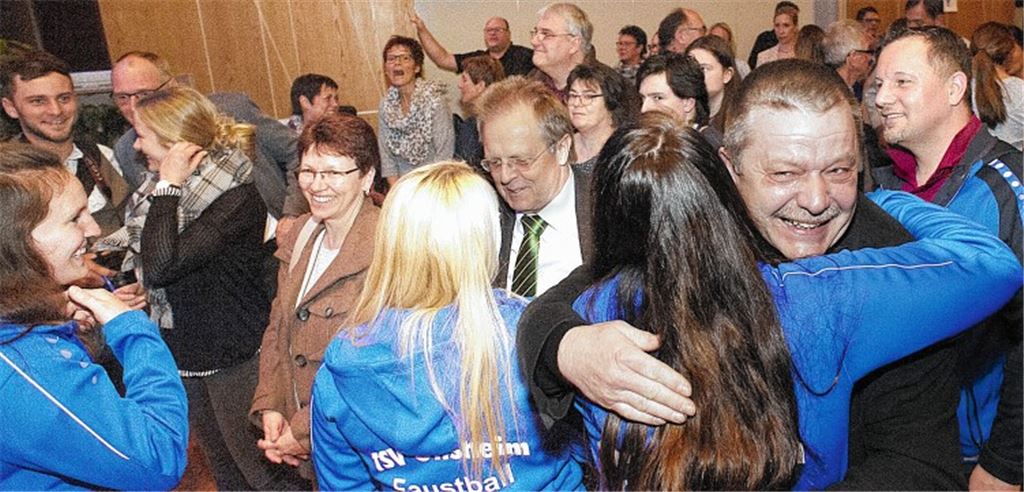 Glückwünsche für die Ötisheimer Faustballerinnen, die auch bei der MT-Sportlerwahl triumphieren.