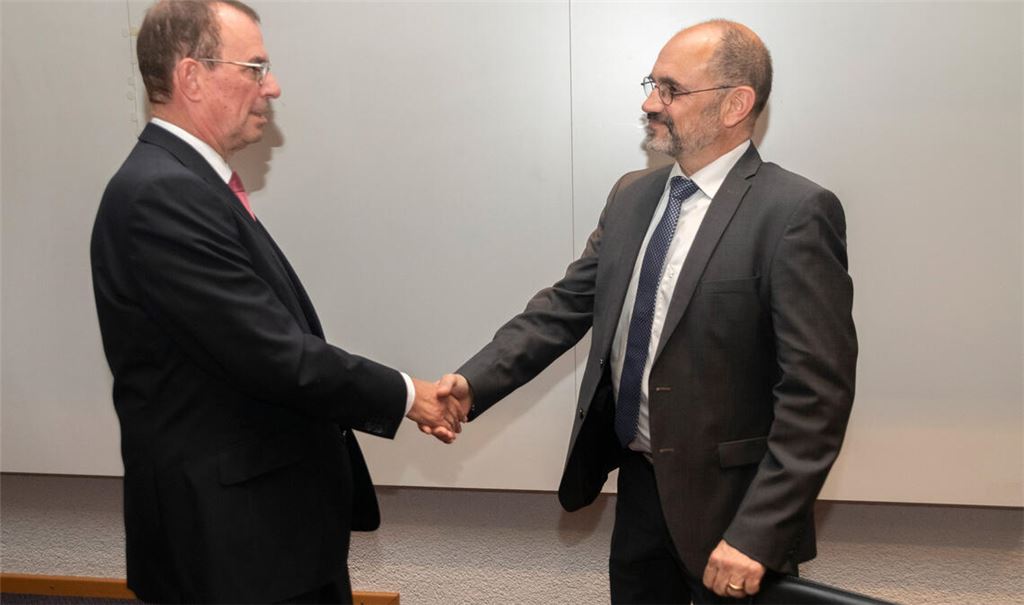 Glückwunsch: OB Frank Schneider (li.) und sein künftiger Stellvertreter Armin Dauner. Foto: Fotomoment