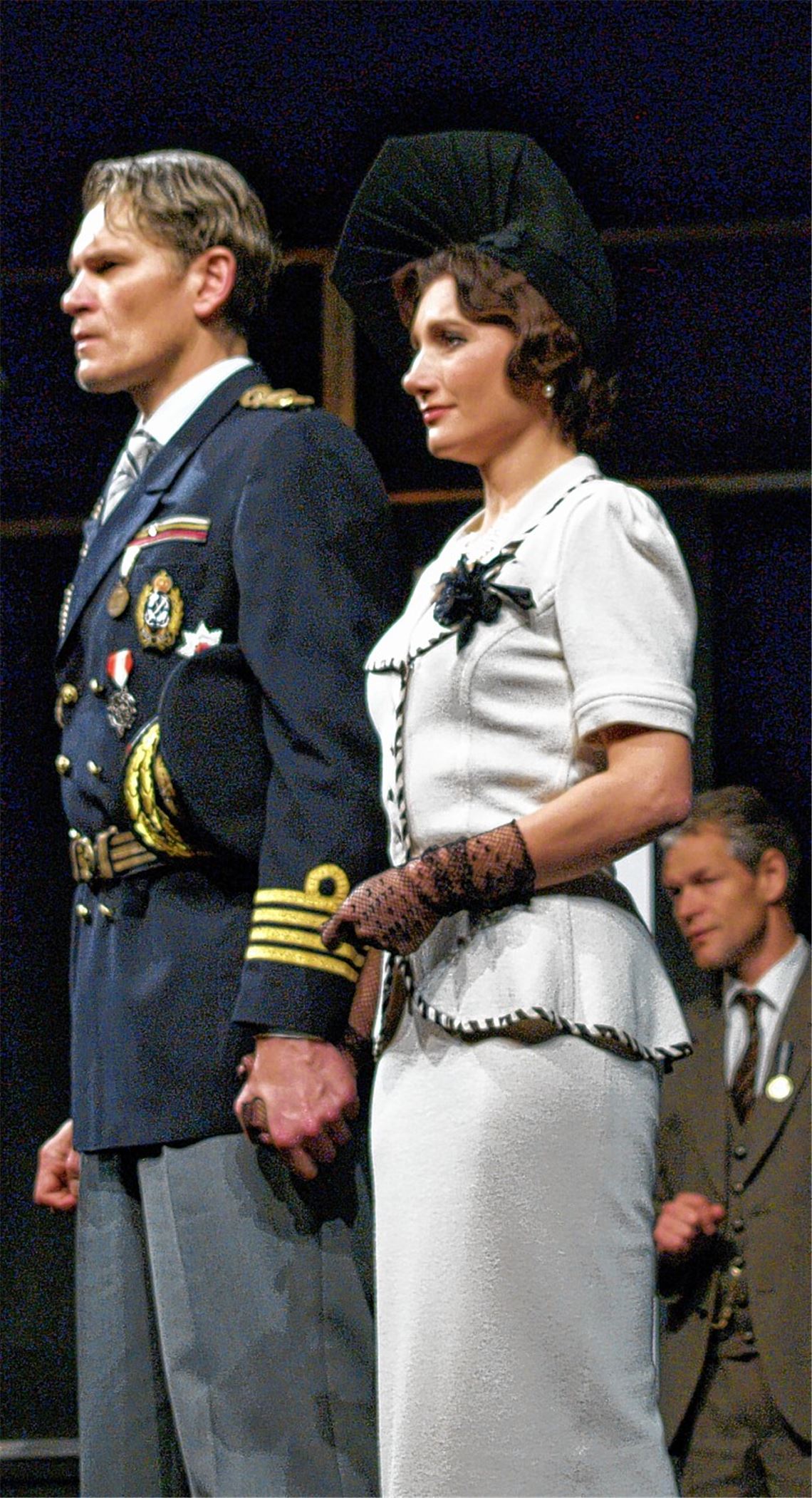 Götz Otto als Albert (li.), Daniela Kiefer als seine Frau Elizabeth und Steffen Wink als Sprachtherapeut Lionel Logue.