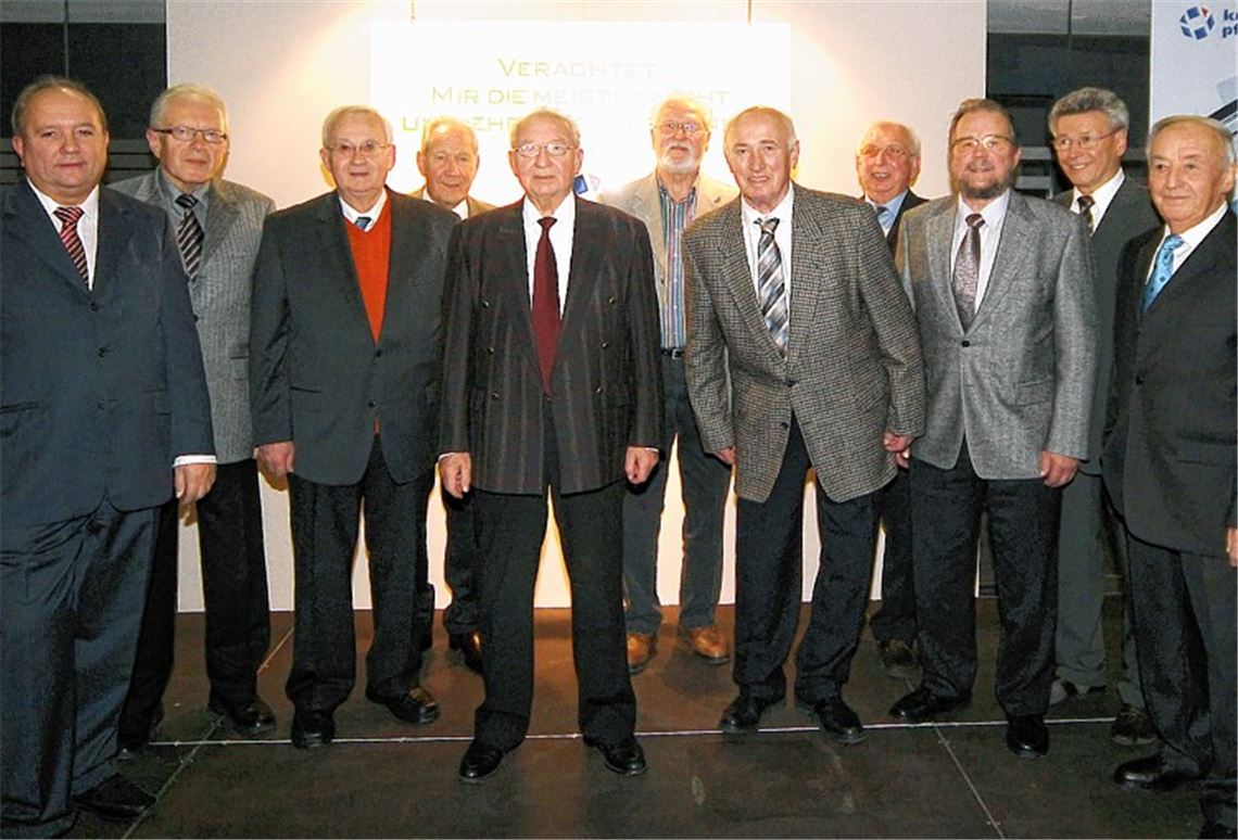 „Gold-Meister“ aus dem östlichen Enzkreis, die um 1962 ihre Meisterprüfung absolvierten, mit Kreishandwerksmeister Rolf Nagel (li.).Foto: Kollros