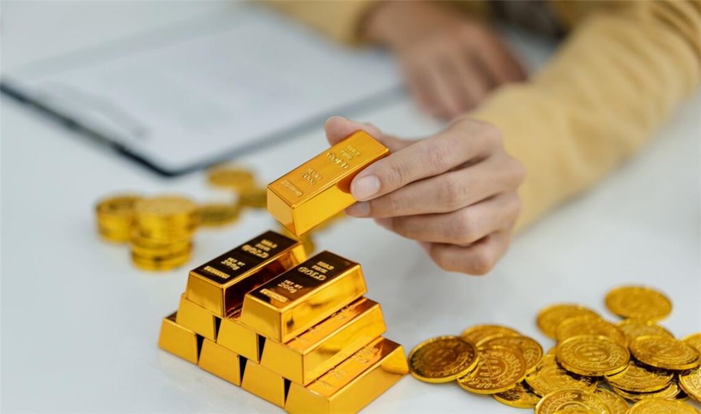 Gold kann zum Beispiel als Barren oder Münzen gekauft werden.