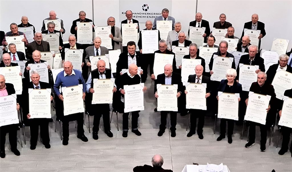 Goldene und diamantene Meisterbriefe nehmen 54 Altmeister aus Pforzheim und dem Enzkreis bei einer Ehrung im Volksbank-Haus entgegen. Foto: Peche