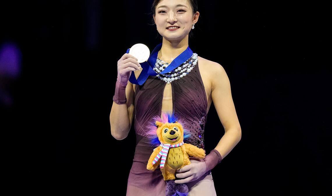 Goldmedaillengewinnerin Kaori Sakamoto aus Japan zeigt ihre Medaille.