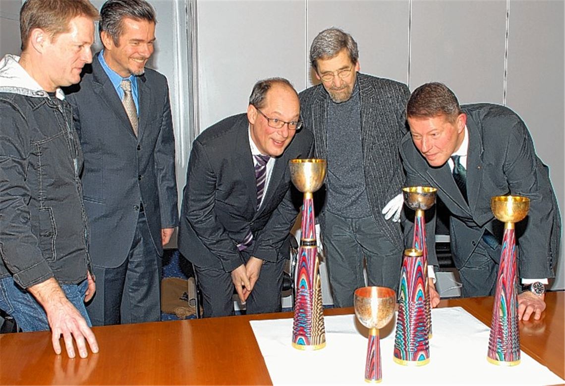 Goldschmied Achim Heinkel, Schwarz-Weiß-Club-Präsident Bernd Roßnagel, der Vorstandsvorsitzende der Sparkasse Pforzheim Calw Stephan Scholl, Designer Reinhold Krause und der Erste Bürgermeister Roger Heidt (v.li.) begutachten den neuen Goldstadtpokal.