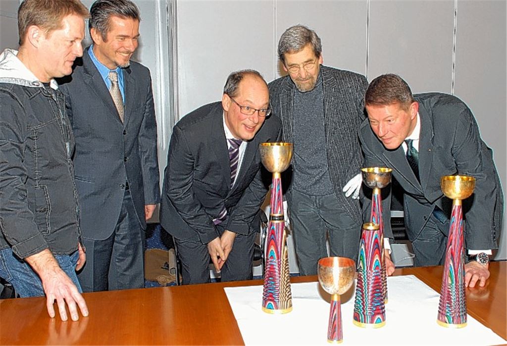 Goldschmied Achim Heinkel, Schwarz-Weiß-Club-Präsident Bernd Roßnagel, der Vorstandsvorsitzende der Sparkasse Pforzheim Calw Stephan Scholl, Designer Reinhold Krause und der Erste Bürgermeister Roger Heidt (v.li.) begutachten den neuen Goldstadtpokal.