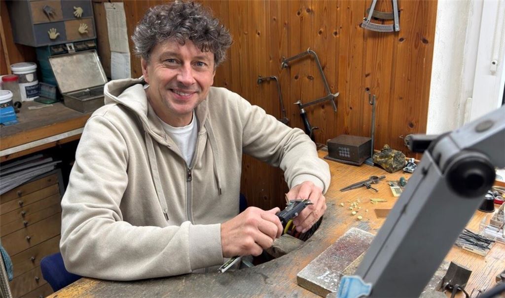 Goldschmiedemeister Michael Schulz in seiner Werkstatt in Ötisheim. Foto: privat