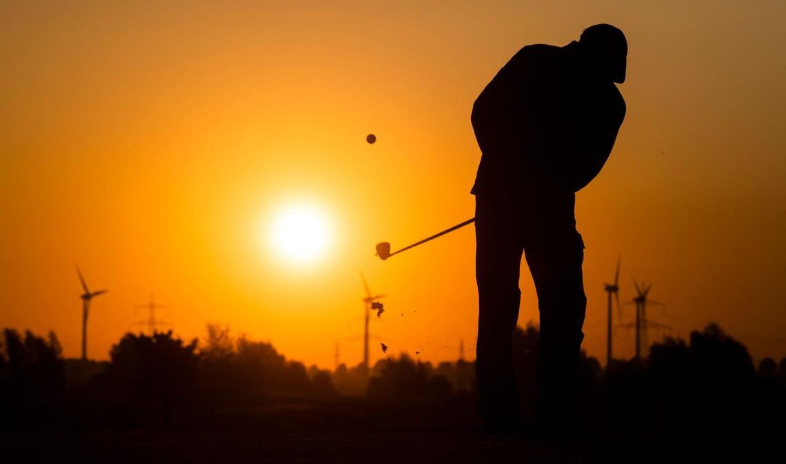 Golfen bei Sonnenaufgang. (Symbolbild)
