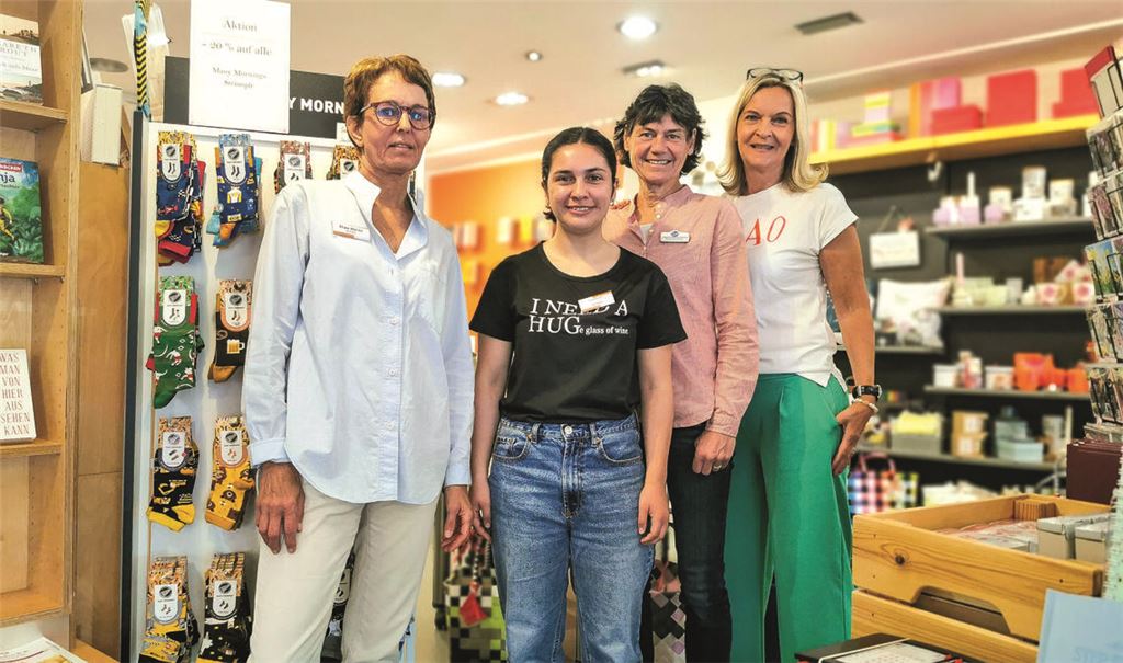 Gostanza Gazzola (2. v. li.) mit ihren Kolleginnen auf Zeit bei Buch Elser. Fotos: Recken
