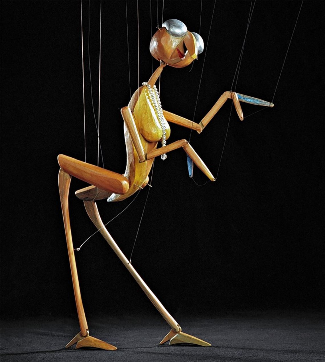 Gottesanbeterin gehört im Stück „Cocktails“ zu den grotesken Barbesuchern. 