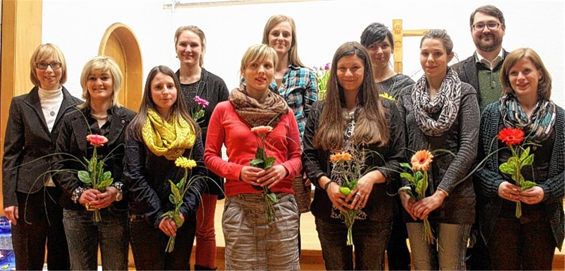 Gottesdienst besonderer Art (erste Reihe v. li.): Schuldekanin Gabriele Karle, Tanja Hoffmann, Romina Monaco, Regine Kasdorf, Christina Kolb, Barbara Wimmer und Karoline Bigalke. Zweite Reihe v. li.: Sandra Schnappauf, Mirjam Dahlke, Romy Bosig und Stefan Nitschke.