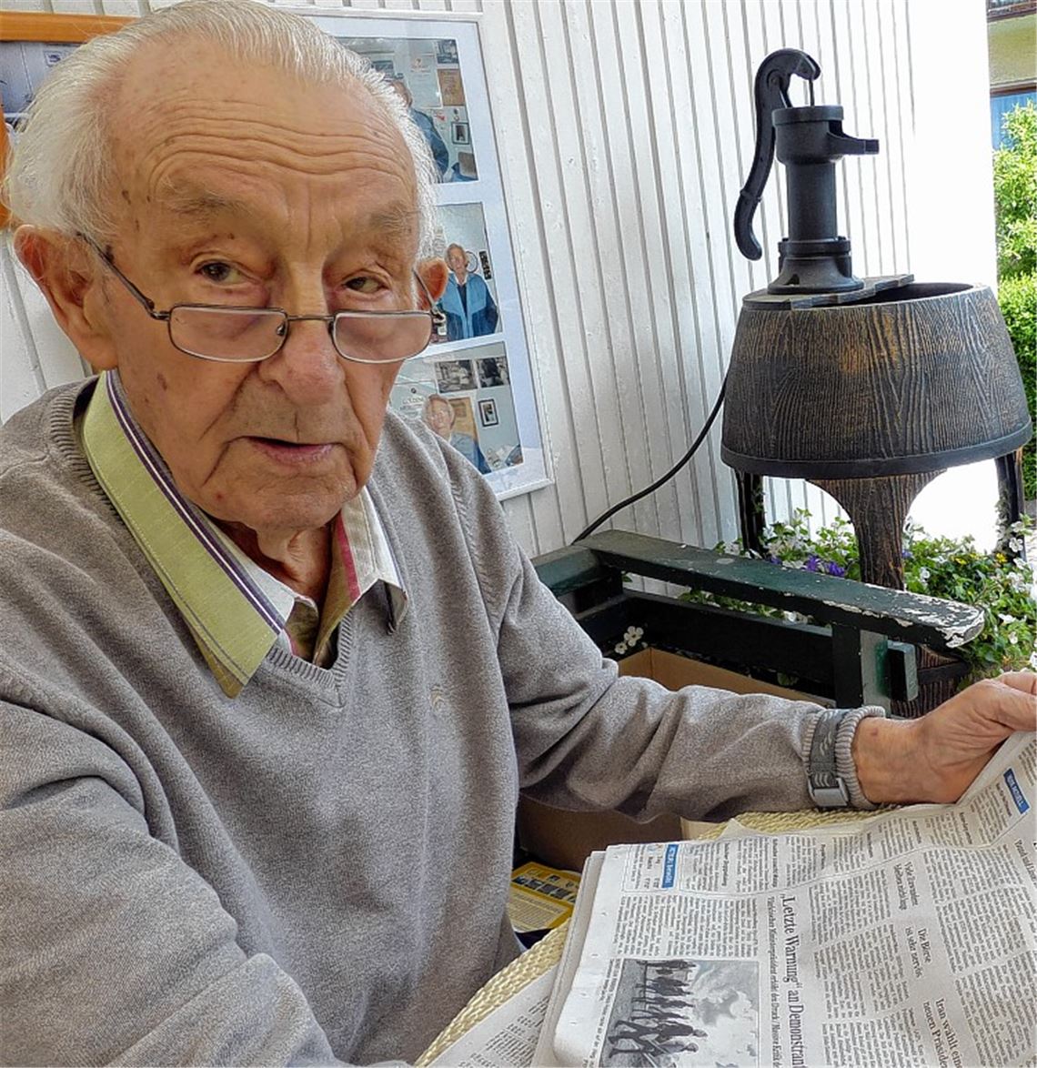 Gottfried Diener hat den Aufstand am 17. Juni in der ehemaligen DDR vor 60 Jahren hautnah miterlebt. Vor seinem Häuschen in Arnbach kommen die Erinnerungen wieder hoch. Foto: Roth