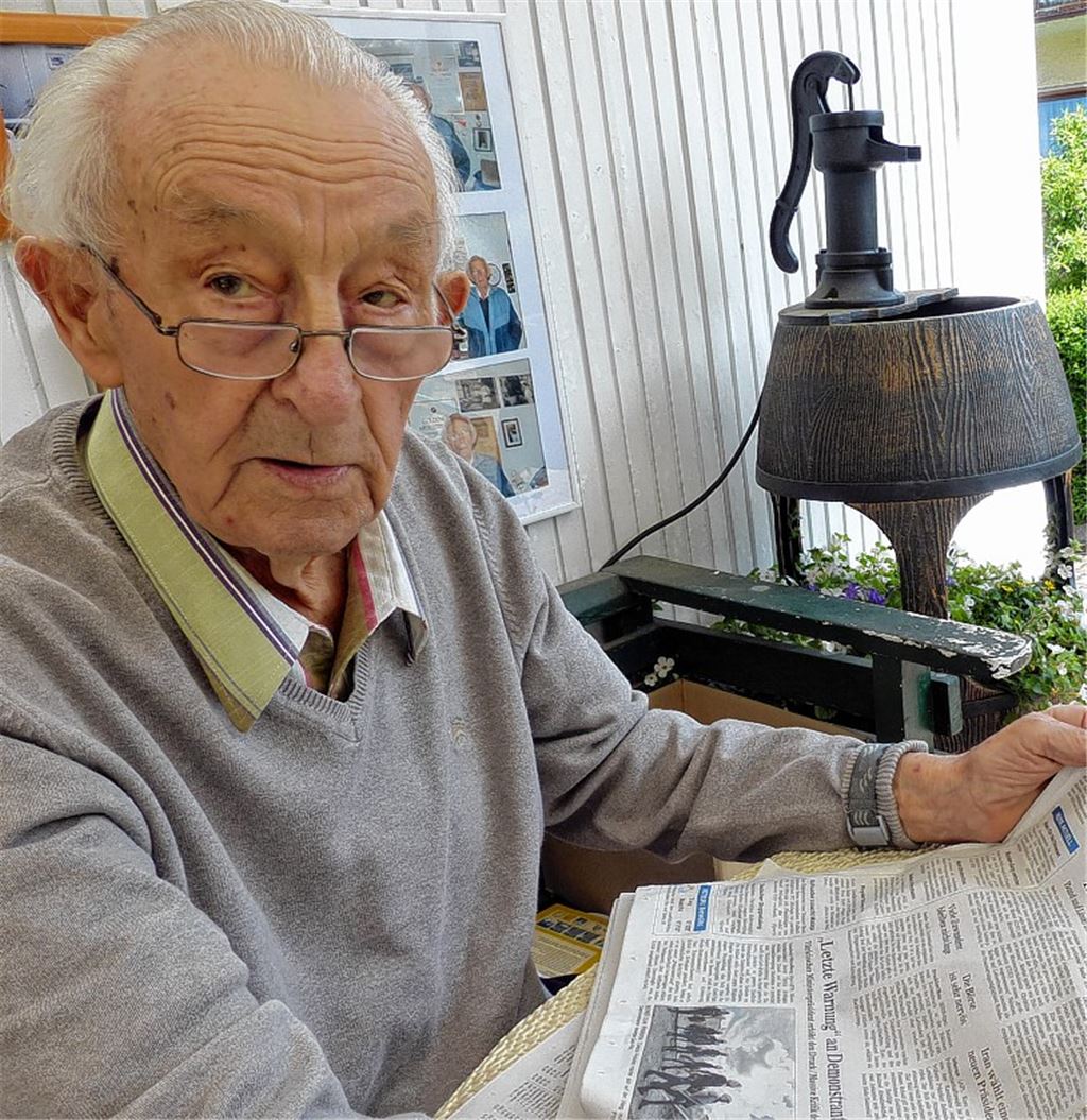 Gottfried Diener hat den Aufstand am 17. Juni in der ehemaligen DDR vor 60 Jahren hautnah miterlebt. Vor seinem Häuschen in Arnbach kommen die Erinnerungen wieder hoch. Foto: Roth