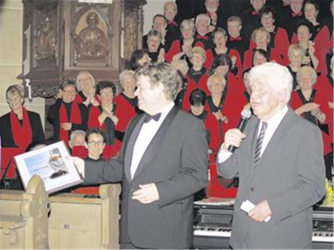 Gotthilf Fischer (re.) ernennt seinen Freund Werner Dippon zum Ehrenmitglied der Fischer-Chöre. Auch Franz Beckenbauer gehört dazu. Fotos: Filitz