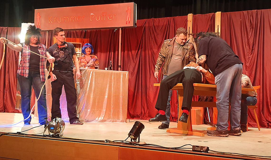 Gottlieb Dürr – alias Klaus Müller – schleicht sich inkognito in den „Krummen Puffer“ ein und wird dort von der Diebesbande nicht gerade mit Samthandschuhen behandelt.Foto: Schröder