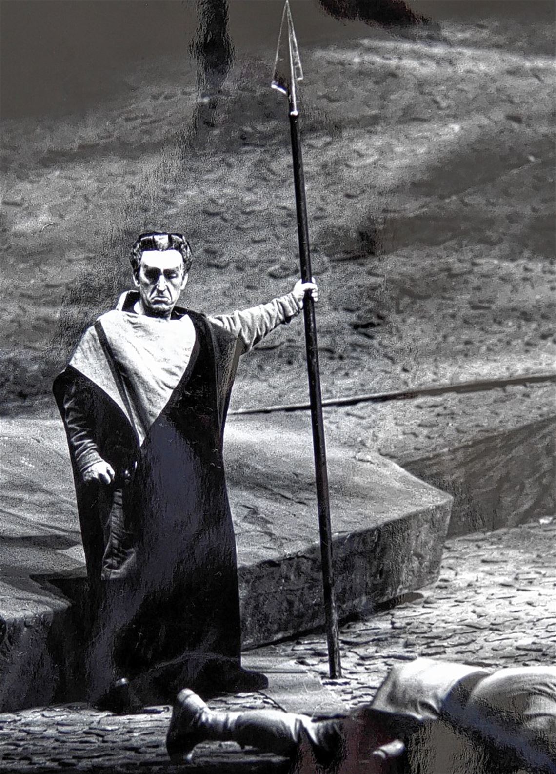 Gottlob Frick als Hagen (von li. im Uhrzeigersinn), mit Queen Mum, in „Zar und Zimmermann“, in „Die lustigen Weiber von Windsor“ und in „Margarete“.