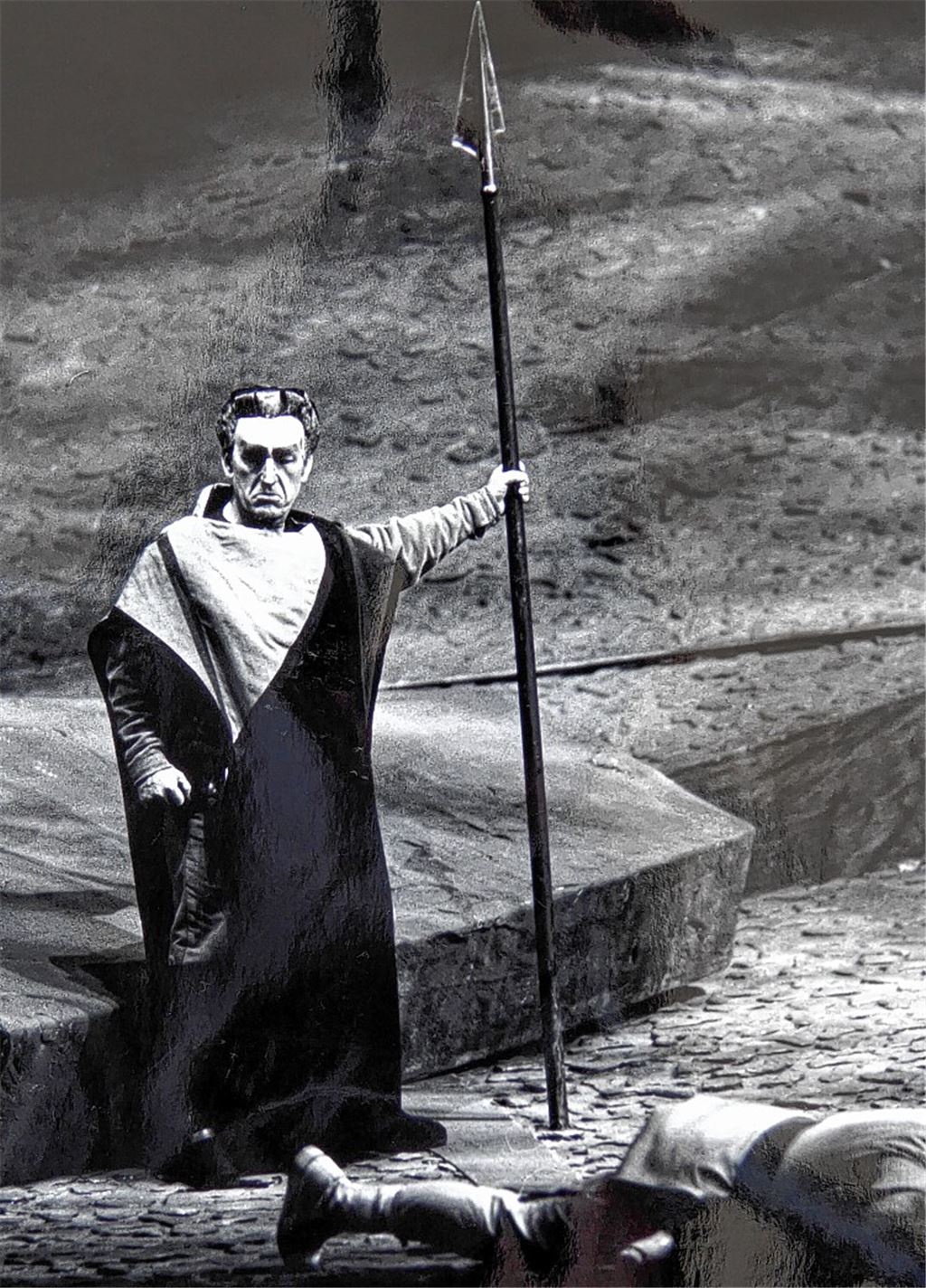 Gottlob Frick als Hagen (von li. im Uhrzeigersinn), mit Queen Mum, in „Zar und Zimmermann“, in „Die lustigen Weiber von Windsor“ und in „Margarete“.