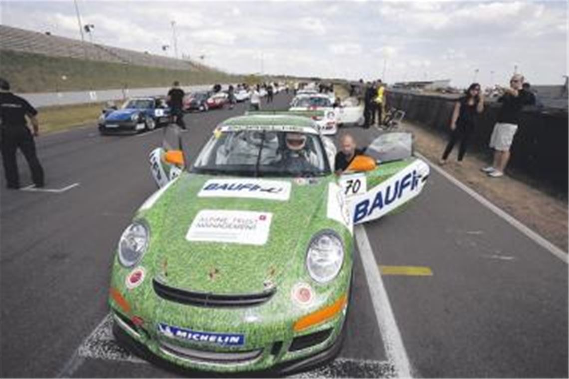 Grasgrün wie ein kurz gemähter Golfplatz: Das Rennauto von Lars Kern sorgt an den Rennstrecken schon durch sein Design für Aufsehen. Und schnell ist es obendrein auch noch. Fotos: p