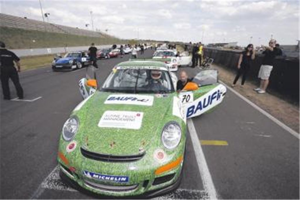 Grasgrün wie ein kurz gemähter Golfplatz: Das Rennauto von Lars Kern sorgt an den Rennstrecken schon durch sein Design für Aufsehen. Und schnell ist es obendrein auch noch. Fotos: p