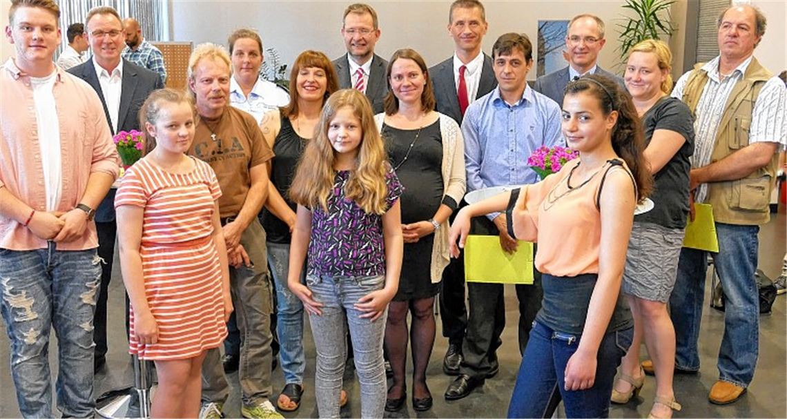 Gratulanten der Preisträger sind (hinten v.li.) Polizeipräsident Günther Freisleben, Polizeihauptkommissarin Yvonne Schwarz-Tron, Oberbürgermeister Gert Hager, Landratsamt-Dezernent Frank Stephan und Bereichsdirektor Stephan Günthner von der Sparkasse Pforzheim Calw.Foto: Roth