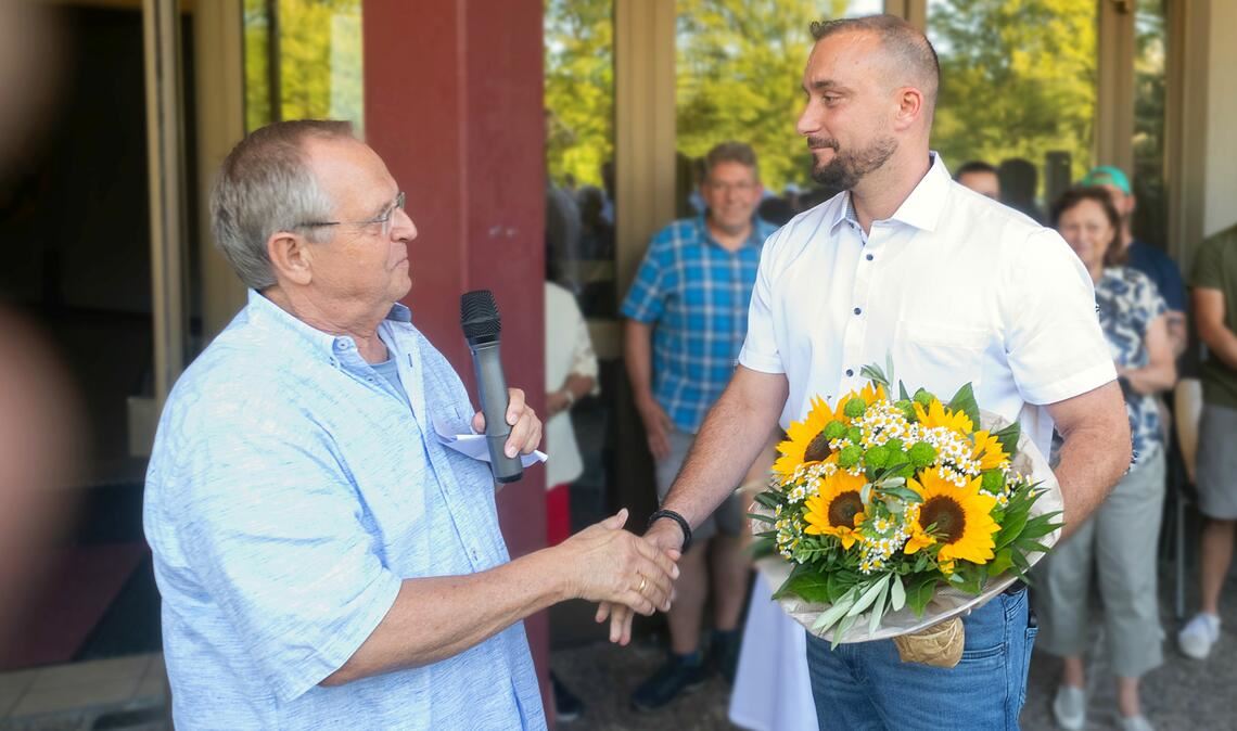 Gratulation: Amtsinhaber Werner Henle (li.) beglückwünscht Matthias Speidel nach der Bekanntgabe der Wahlergebnisses vor der Erlentalhalle. Fotos: Fotomoment