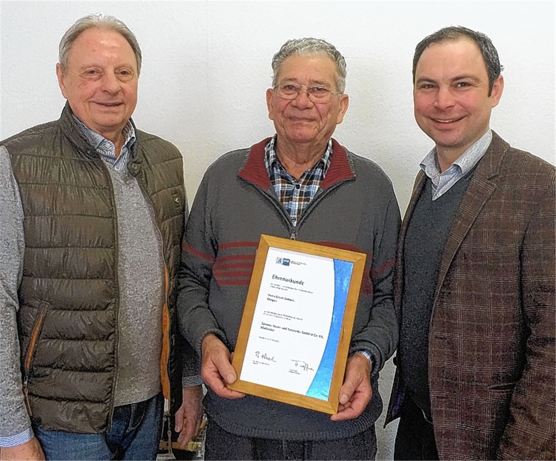 Gratulation an den Jubilar: Erwin Anhorn (Mitte) mit den Geschäftsführern Ulrich Sämann (li.) und Jochen Sämann.