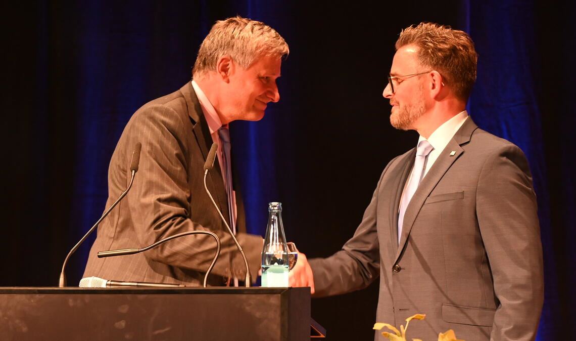 Staatsminister wünscht „glückliche Hand“ Gratulation nach der Vereidigung: Stadtrat Dr. Hans-Ulrich Rülke (li.) beglückwünscht den alten und neuen Pforzheimer Oberbürgermeister Peter Boch. Foto: Bott