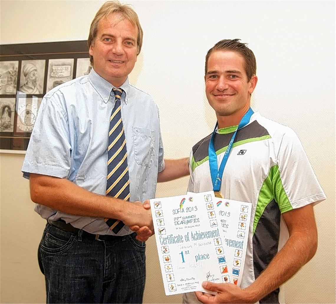 Gratulation zu einem großen sportlichen Erfolg: Der Knittlinger Tennisspielers Hans Tödter (re.) wird von Knittlingens Bürgermeister Heinz-Peter Hopp für den WM-Sieg im Doppel bei den Titelkämpfen der Gehörlosen „Deaflympics“ beglückwünscht.