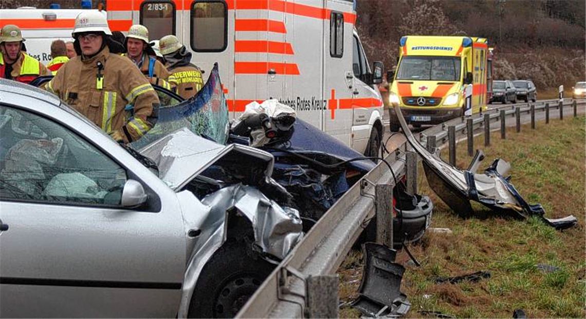 Grauenvolles Szenario: Die Helfer am Unfallort stoßen auf zwei völlig zerstörte Autos. Die Insassen haben sich schwere, zum Teil lebensbedrohliche Verletzungen zugezogen.