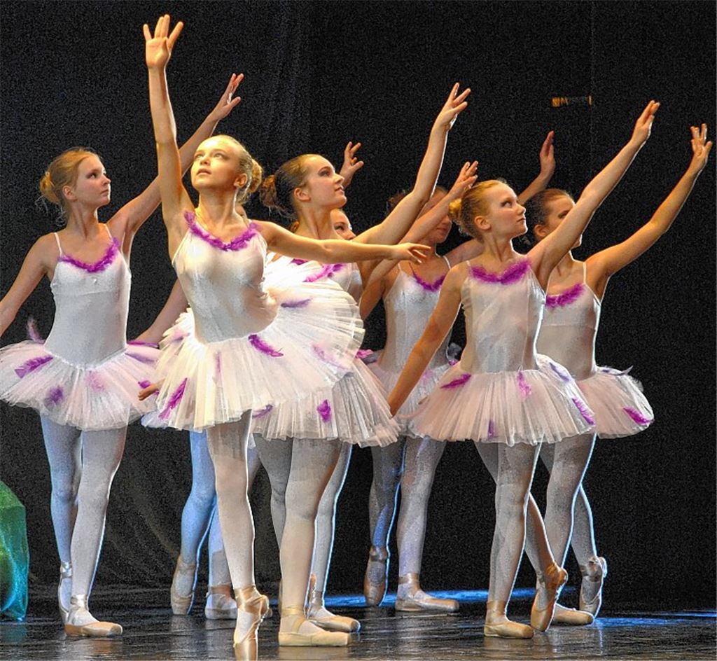 Grazil und verspielt: Die Schülerinnen der Ballettschule Beeh entzücken bei ihren Aufführungen im Mühlehof rund 800 Besucher. Fotos: Stahlfeld