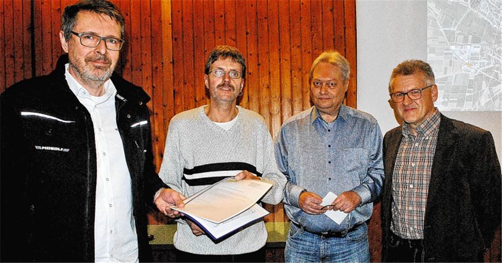 Gregory Hancke (v.li.) bekommt von Bernd Bruckner, Michael Bareis und Albrecht Schmid die Unterschriftenliste überreicht.Stahlfeld